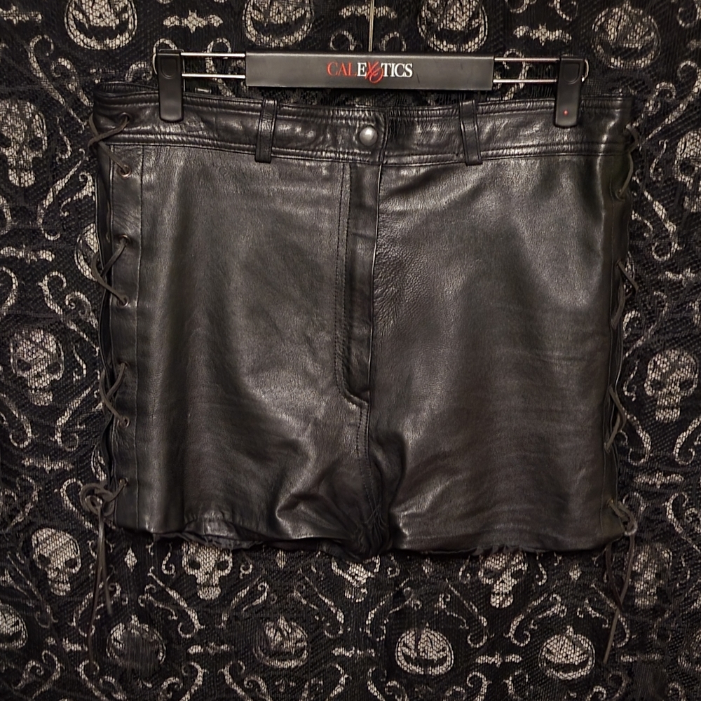 Vintage Black Leather shorts, size XL